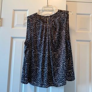 Sleeveless top with a square random pattern.